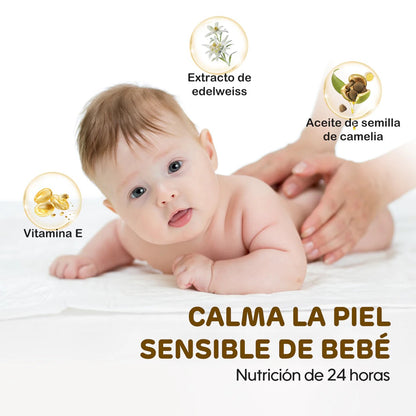 Madre aplicando loción hidratante Aiwibi en la piel del bebé para masaje post-baño