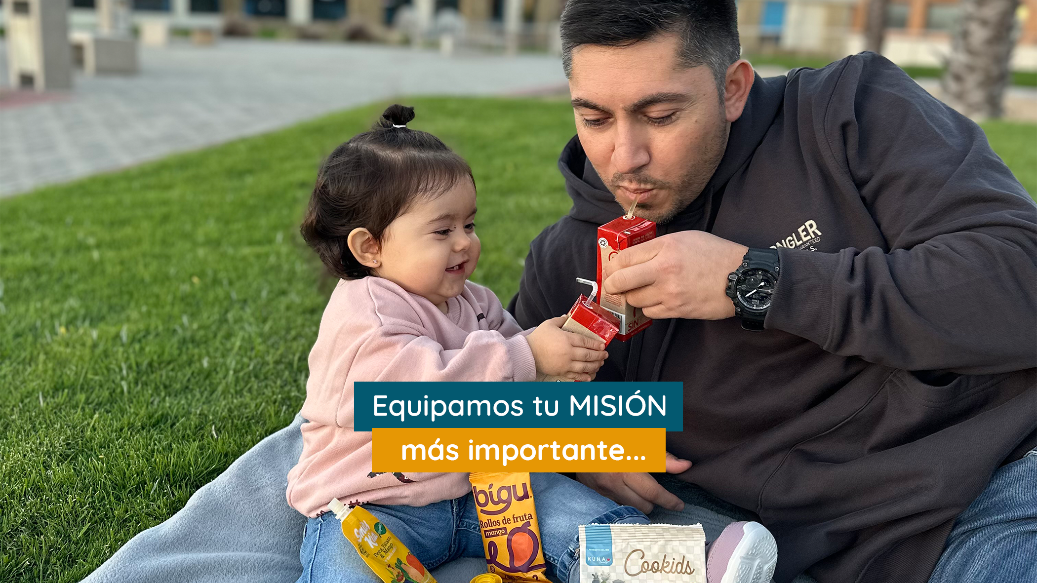Alejandro y Pascuala disfrutando jugos AFE y colaciones sin sellos en un picnic - Misión Papá
