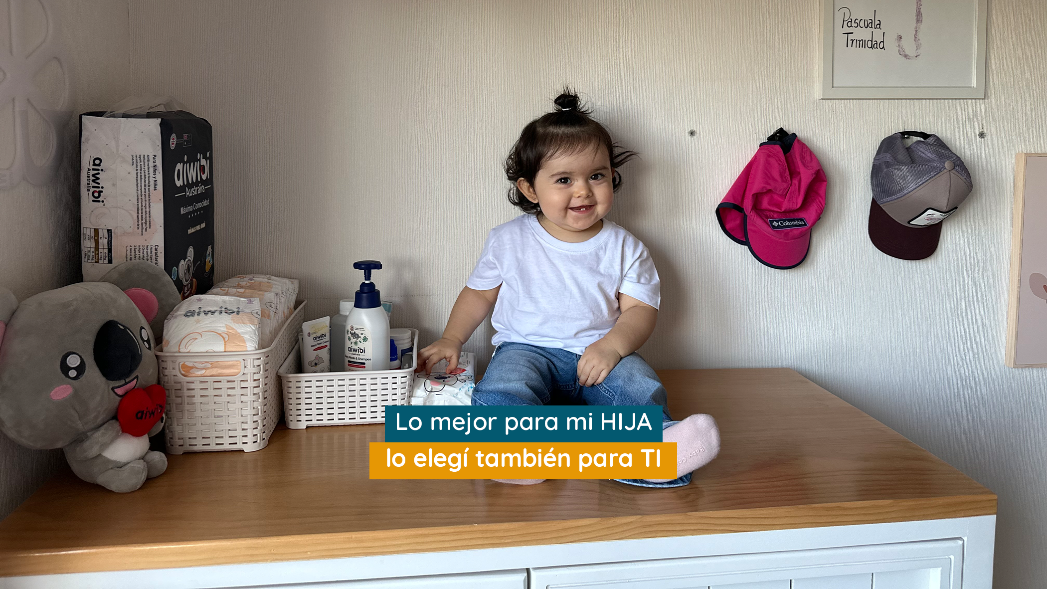 Pascuala sobre mudador con productos Aiwibi: pañales y cuidado para bebés - Misión Papá
